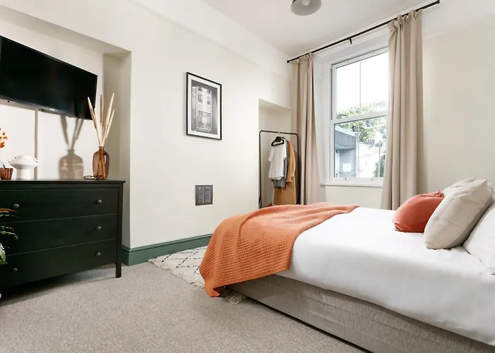 New Luxury For 2024 - Central Plymouth House - Sleeps 10 - Access To Plymouth Town - Close To The Barbican - Pets Welcome - Parking Available - By Luxe Living By Sophia