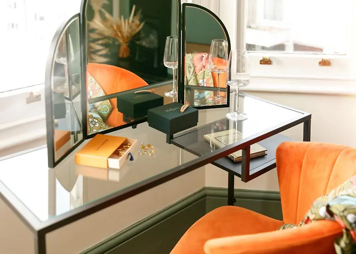 New Luxury For 2024 - Central Plymouth House - Sleeps 10 - Access To Plymouth Town - Close To The Barbican - Pets Welcome - Parking Available - By Luxe Living By Sophia