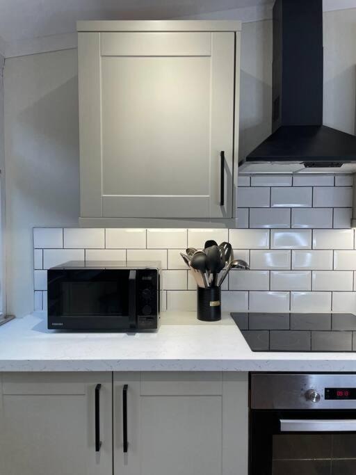 New Luxury For 2024 - House - Sleeps 10 - Access To Town - Close To The Barbican - Pets Welcome - Parking Available - By Luxe Living By Sophia Plymouth