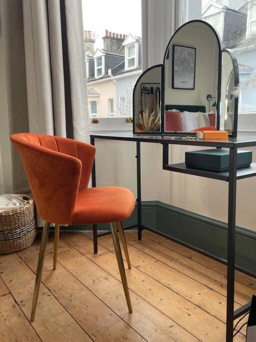 New Luxury For 2024 - House - Sleeps 10 - Access To Town - Close To The Barbican - Pets Welcome - Parking Available - By Luxe Living By Sophia Hébergement de vacances