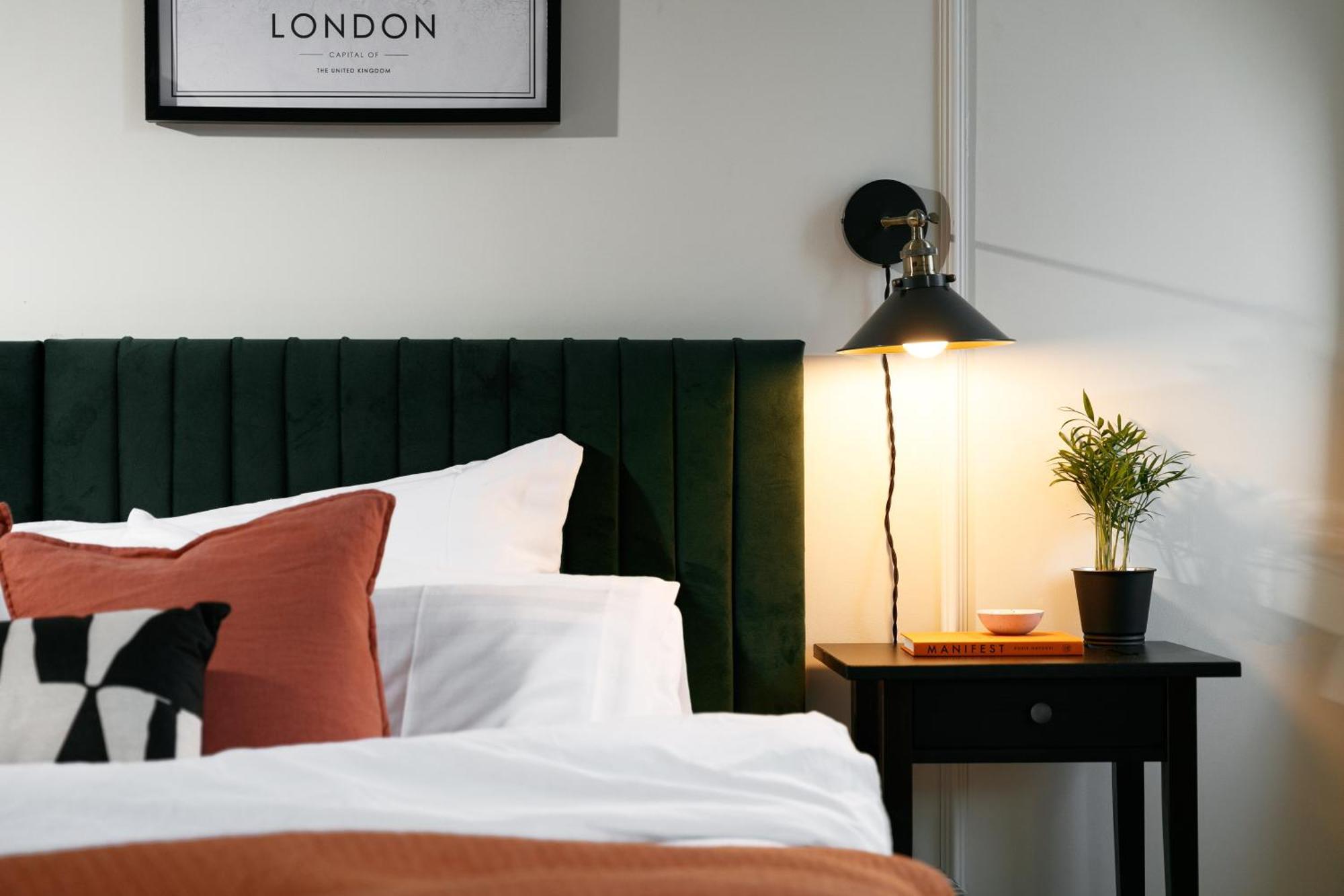 New Luxury For 2024 - House - Sleeps 10 - Access To Town - Close To The Barbican - Pets Welcome - Parking Available - By Luxe Living By Sophia *