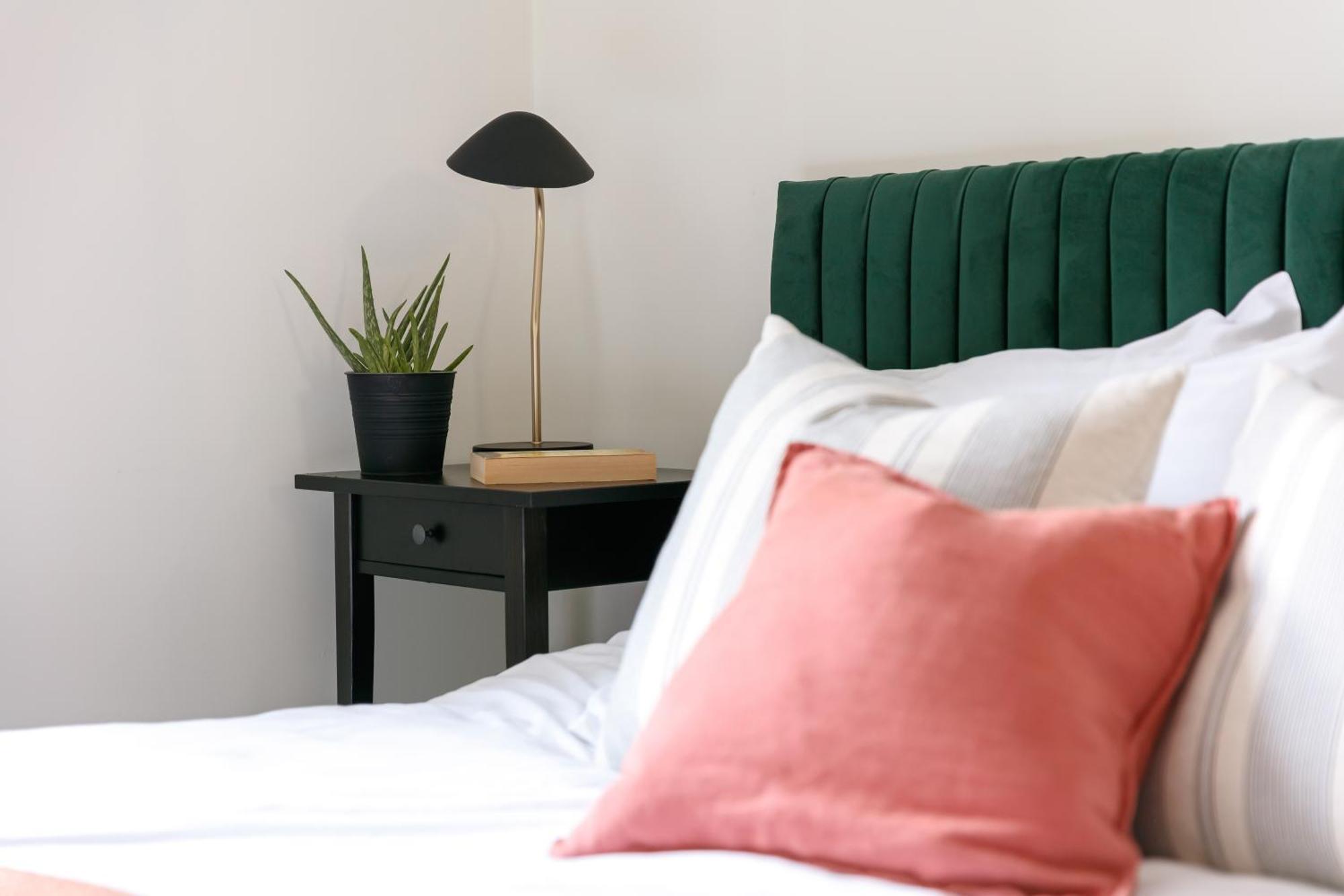 New Luxury For 2024 - House - Sleeps 10 - Access To Town - Close To The Barbican - Pets Welcome - Parking Available - By Luxe Living By Sophia Plymouth