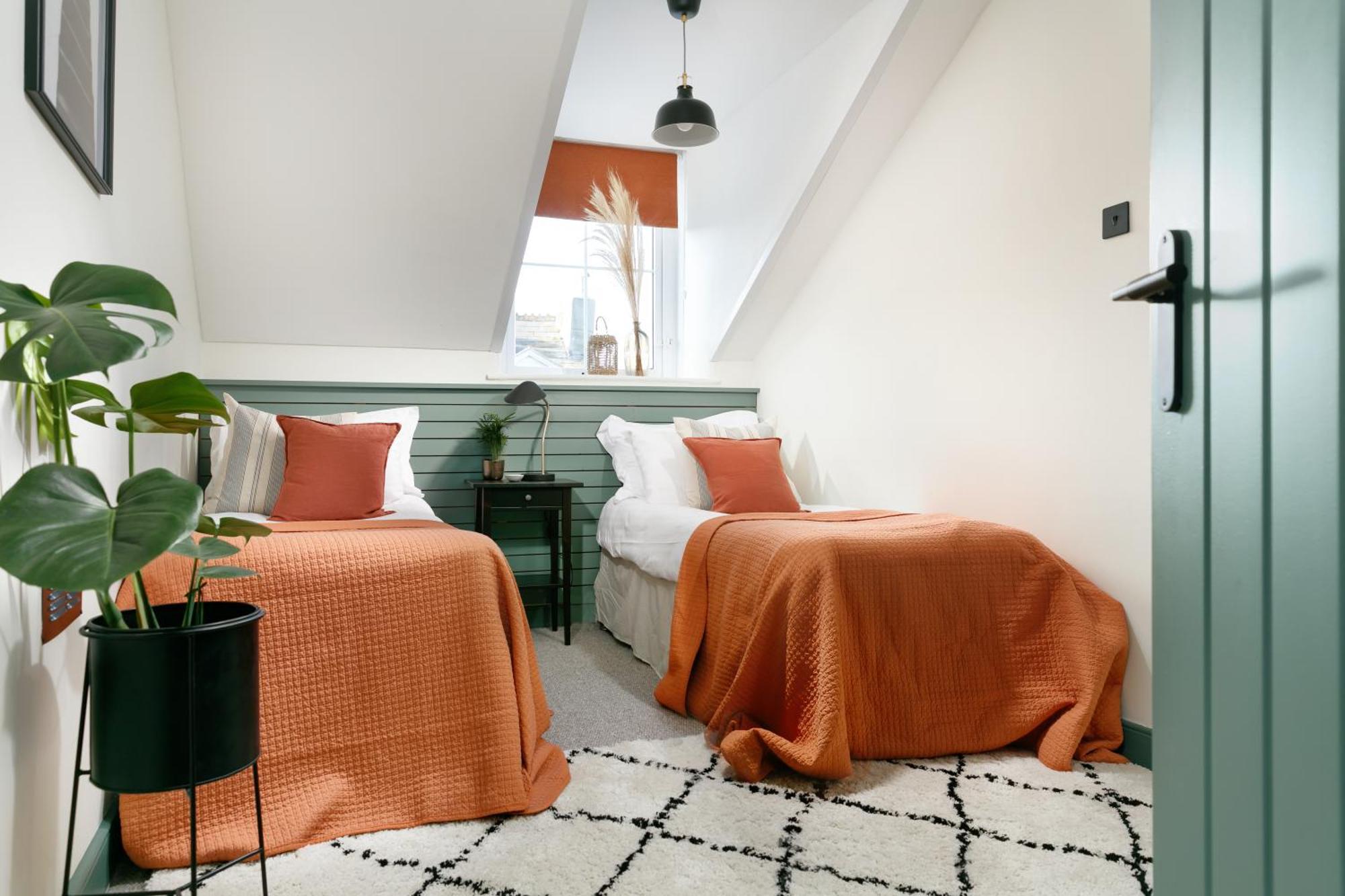 New Luxury For 2024 - House - Sleeps 10 - Access To Town - Close To The Barbican - Pets Welcome - Parking Available - By Luxe Living By Sophia *