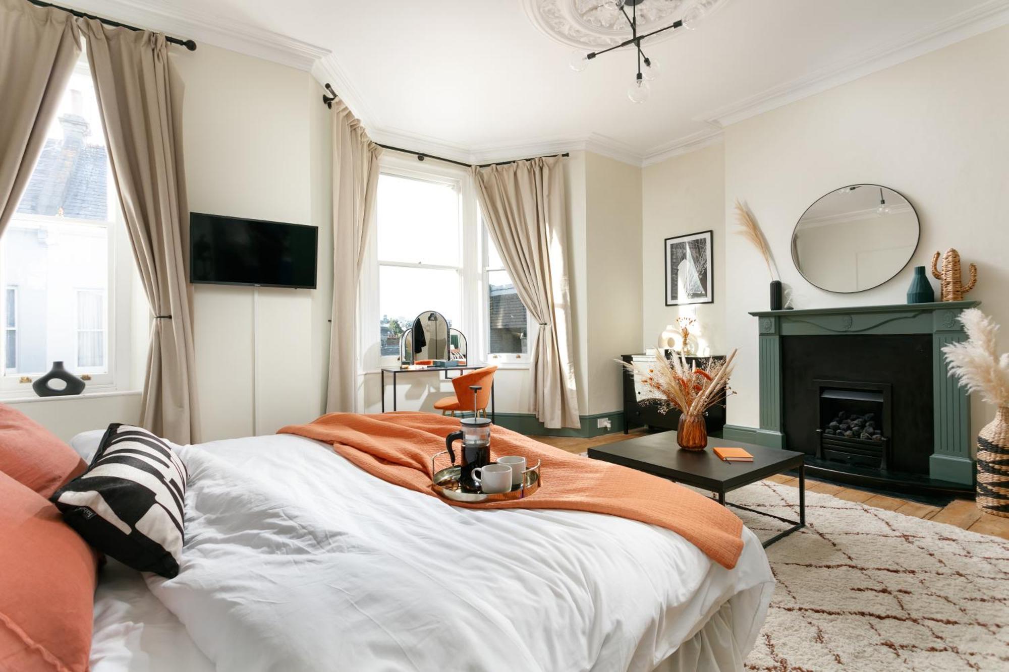 New Luxury For 2024 - House - Sleeps 10 - Access To Town - Close To The Barbican - Pets Welcome - Parking Available - By Luxe Living By Sophia Plymouth